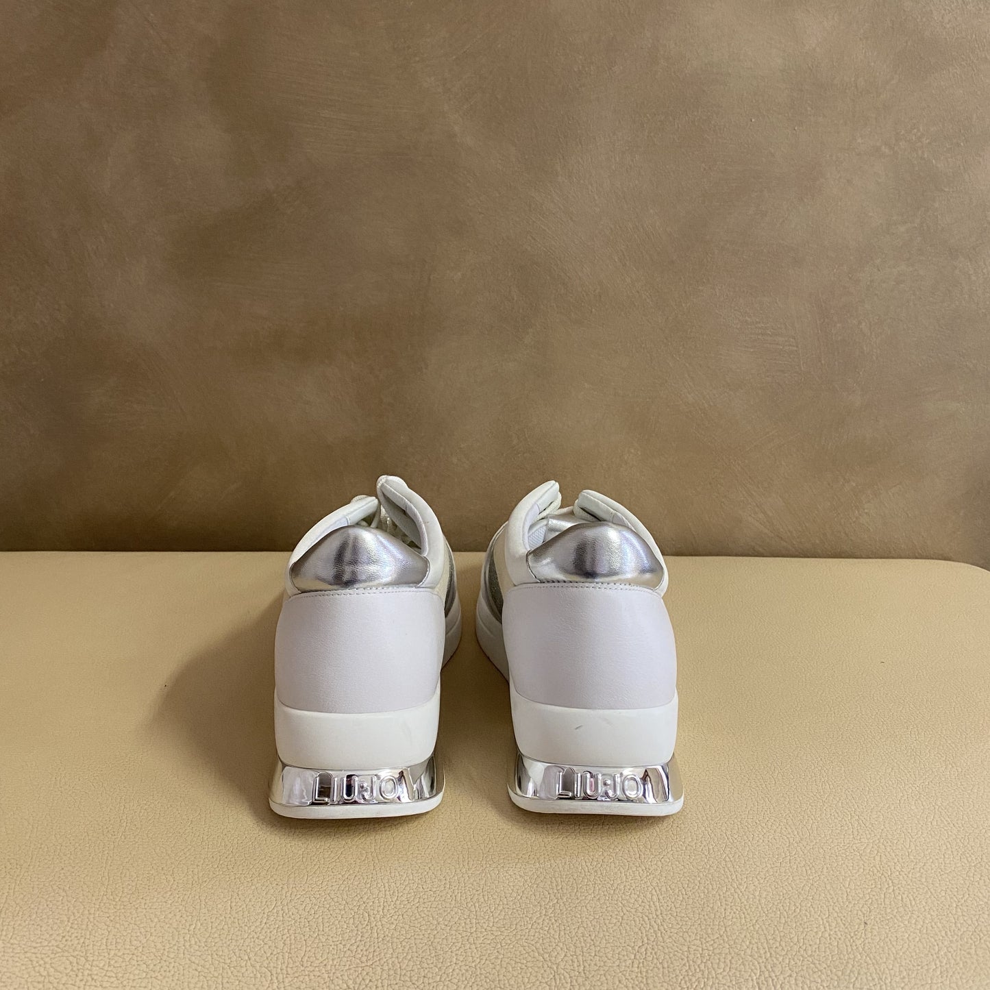 WHITE 01111