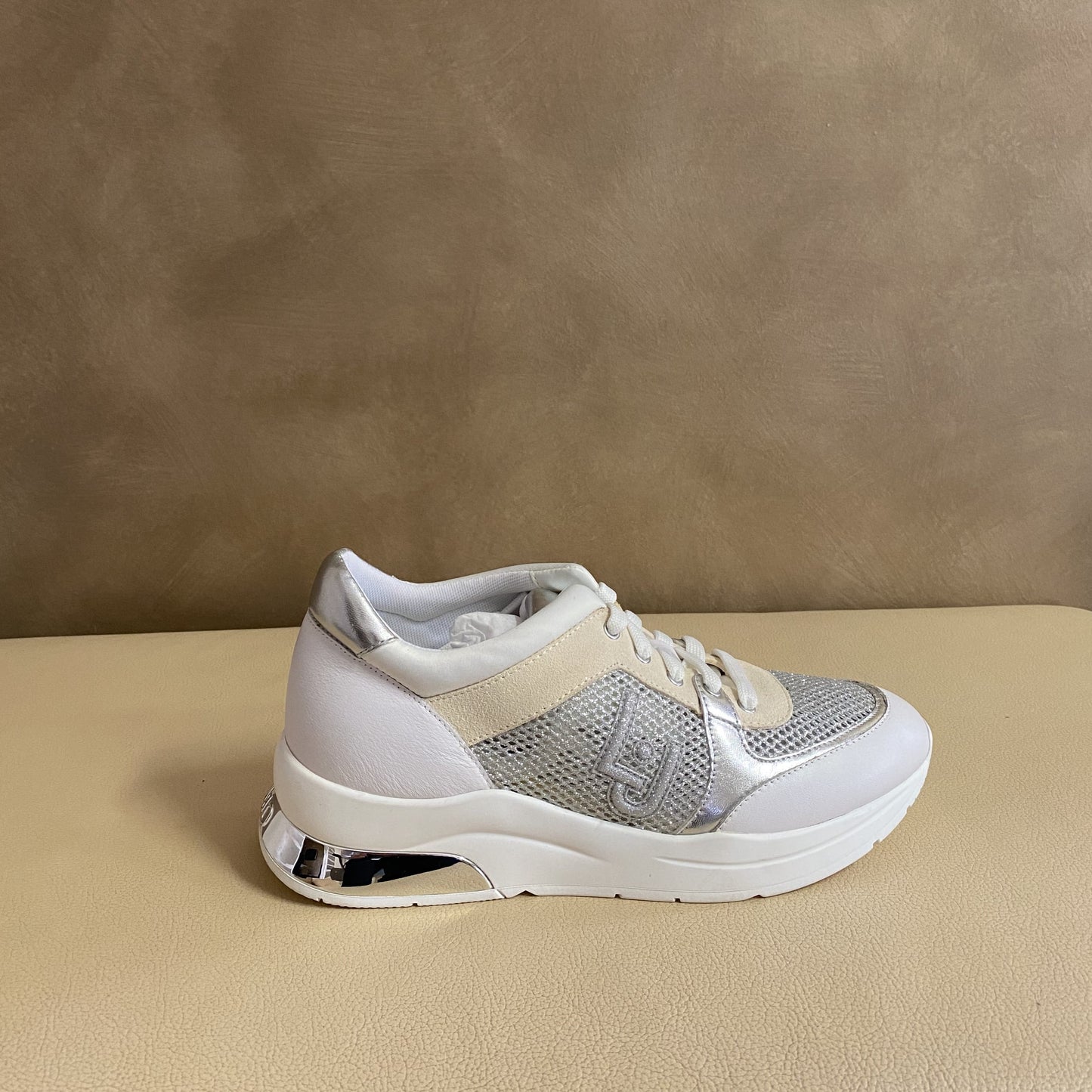 WHITE 01111